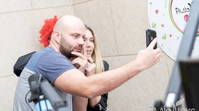 Сексуальная Вера Брежнева сыграла в веселую игру со Славой Деминым