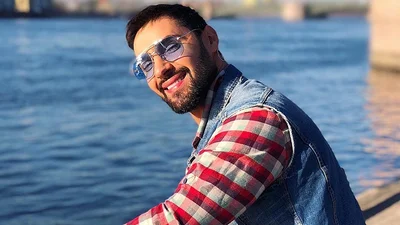 Віталій Козловський позажимав спокусливих красунь і похизувався торсом на відпочинку