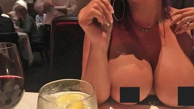 Творится что-то невероятное - девушки со всего мира начали массово обнажать грудь в кафе