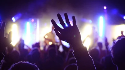 Слушатели выбрали самую популярную песню в мире, и она очень романтичная