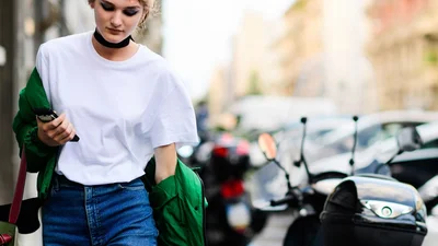 На все случаи жизни: как носить белую футболку в этом сезоне