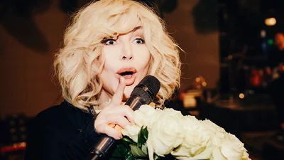 Рыжеволосая Ирина Билык сняла клип с гейскими поцелуями