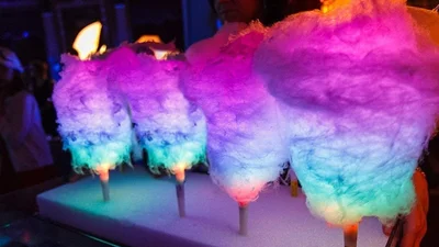 Disneyland осуществил детскую мечту и создал сладкую вату, которая светится в темноте