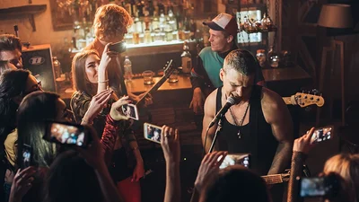 Арсен Мирзоян представил клип со смелыми сценами на песню «Ідіоти»