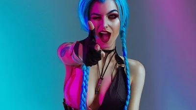 Украинская косплеерша покорила сеть фото в крутых костюмах киногероев и без них