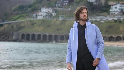 Владимир Дантес открыл сезон серфинга и укротил украинские волны