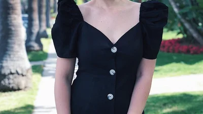 Мика Ньютон обольщает стройными ножками в кокетливом платьице