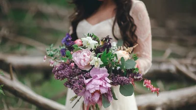 Провал дня: невеста так сильно бросила свадебный букет, что проломила потолок