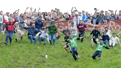 Відео дня: десятки британців покотилися за сиром з крутого горба