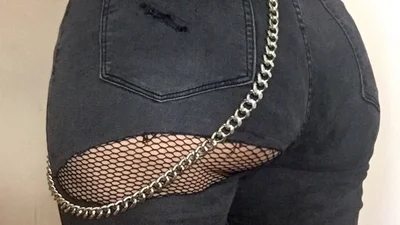 Эти новые джинсы с порванной попкой выглядит так, как будто за вами гналась злая собака