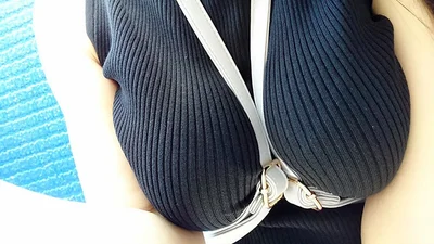 Девушки натягивают лямки рюкзака на грудь - новый безумный японский тренд