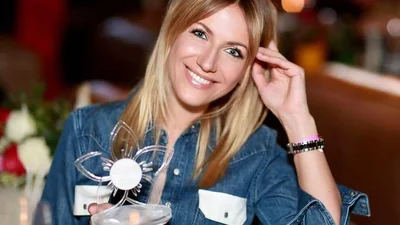 Как соблазнительно: голенькая Леся Никитюк полакомилась клубникой