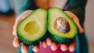 Как выбирать авокадо, как чистить и с чем едят - видео