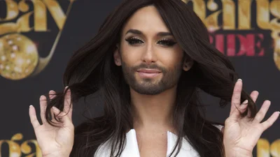 Кончита Вурст стала эпатажной блондинкой с лимонной бородой