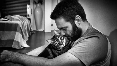 Чоловіки та їх коти: фотографії, які розчулять ваше серце