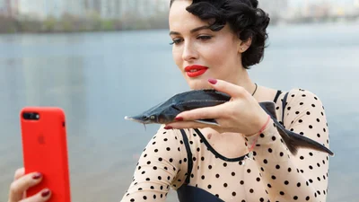 Даша Астафьева показала хейтерам маникюр на среднем пальце