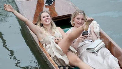 Пьянота: как буйные студенты Кембриджа отпраздновали сдачу экзаменов