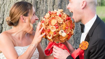 Невеста выбрала для свадьбы букет из пиццы, и такой диковинки еще никто не видел