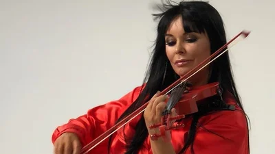 53-річна Асія Ахат вразила розкішним тілом в крихітному бікіні