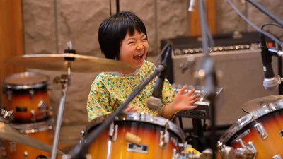 Крутая малая: 8-летняя барабанщица стала звездой сети, благодаря своему таланту