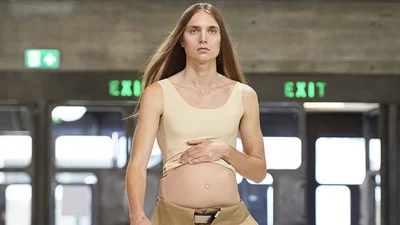 What the fuck is going on: чоловіки з вагітними животами вийшли на подіум