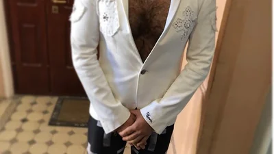 Модний вирок: Слава Дьомін приміряв жіночі речі у центрі Києва