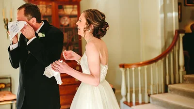 Как мило: эмоциональные фото, на которых отцы впервые видят дочерей в свадебных платьях