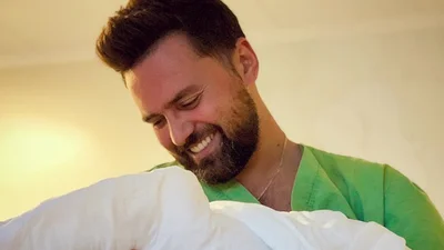 Ведущий Тимур Мирошниченко впервые показал свою новорожденную дочь
