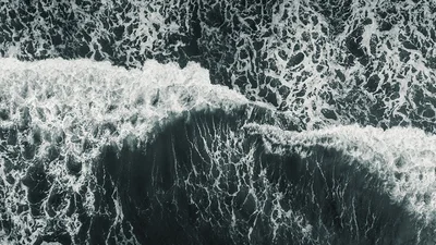 Природа поражает: фотограф показал, как с высоты выглядит шторм в Тихом океане