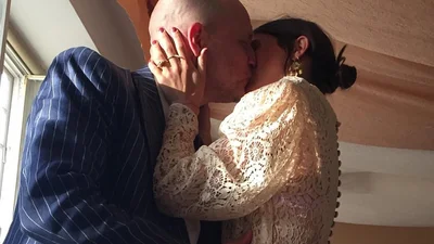 Девушка шокировала неожиданным и очень смелым нарядом на собственной свадьбе