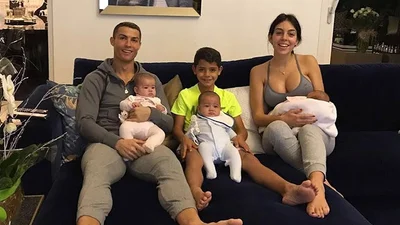 Криштиану Роналу отдыхает перед ЧМ-2018 и делится фотографиями своей семьи