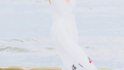 Соковита Ольга Куриленко зваблює фоловерів фігурою в купальнику