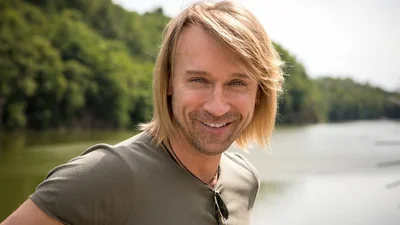 Вот это мужик: Олег Винник научился ездить на тракторе