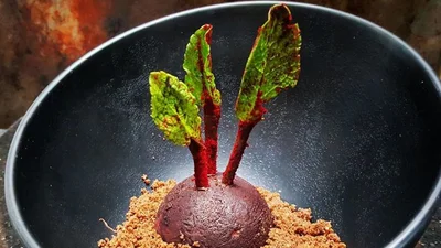 Кондитер печет феерические десерты, которые вообще и не похожи на десерты