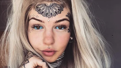 Голубоглазый дракон - так друзья называют эту девушку с уникальной внешностью