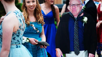 Школьница взяла с собой на выпускной картонного Дэнни Де Вито, и он это оценил