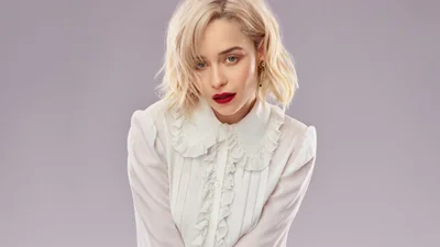 Эмилия Кларк ошеломила женственными образами в июньском выпуске известного глянца