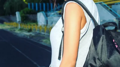 Настя Каменских надела коротюсенькие шорты и засветила свои божественные ножки