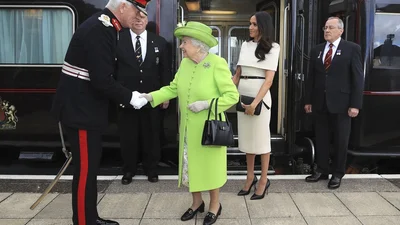 Меган Маркл вперше з'явилась на публіці без чоловіка, проте разом з королевою Єлизаветою