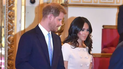 Принц Гарри и Меган Маркл в платье от Prada посетили Букингемский дворец