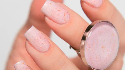 Квіти, фрукти та смужки: тренди манікюру на червень 2018