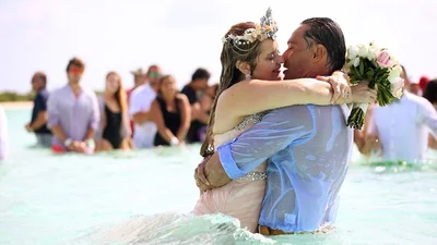 Влюбленные устроили свадьбу прямо в воде, и это действительно похоже на мультик "Русалочка