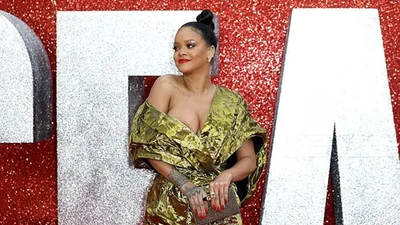 Сексуальное платье Рианны коварно обнажило ее грудь на премьере фильма в Лондоне