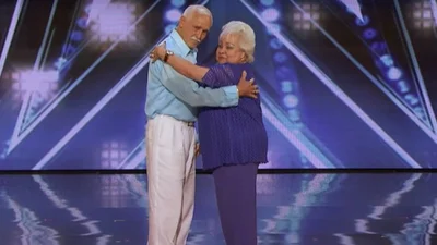 Бабушка с дедушкой станцевали эротический танец и показали, что такое страсть