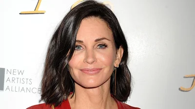 53-летняя звезда сериала "Друзья" выходит замуж за рокера