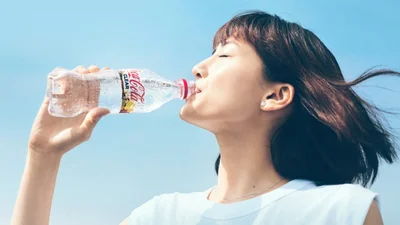 Безколірна Coca-Cola: японці пішли проти системи та випустили новий напій