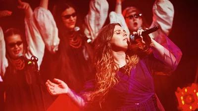 Минимализм с этно-нотками: KAZKA дала свой первый сольный концерт