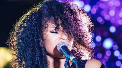 Спортивная Гайтана похвасталась прессом в коротком топе