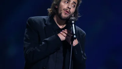 После длительной паузы Сальвадор Собрал выпустил эмоциональный клип "Cerca del Mar"