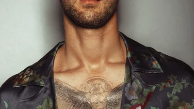 Что творится: Макс Барских с красными волосами провоцирует всех раздеваться